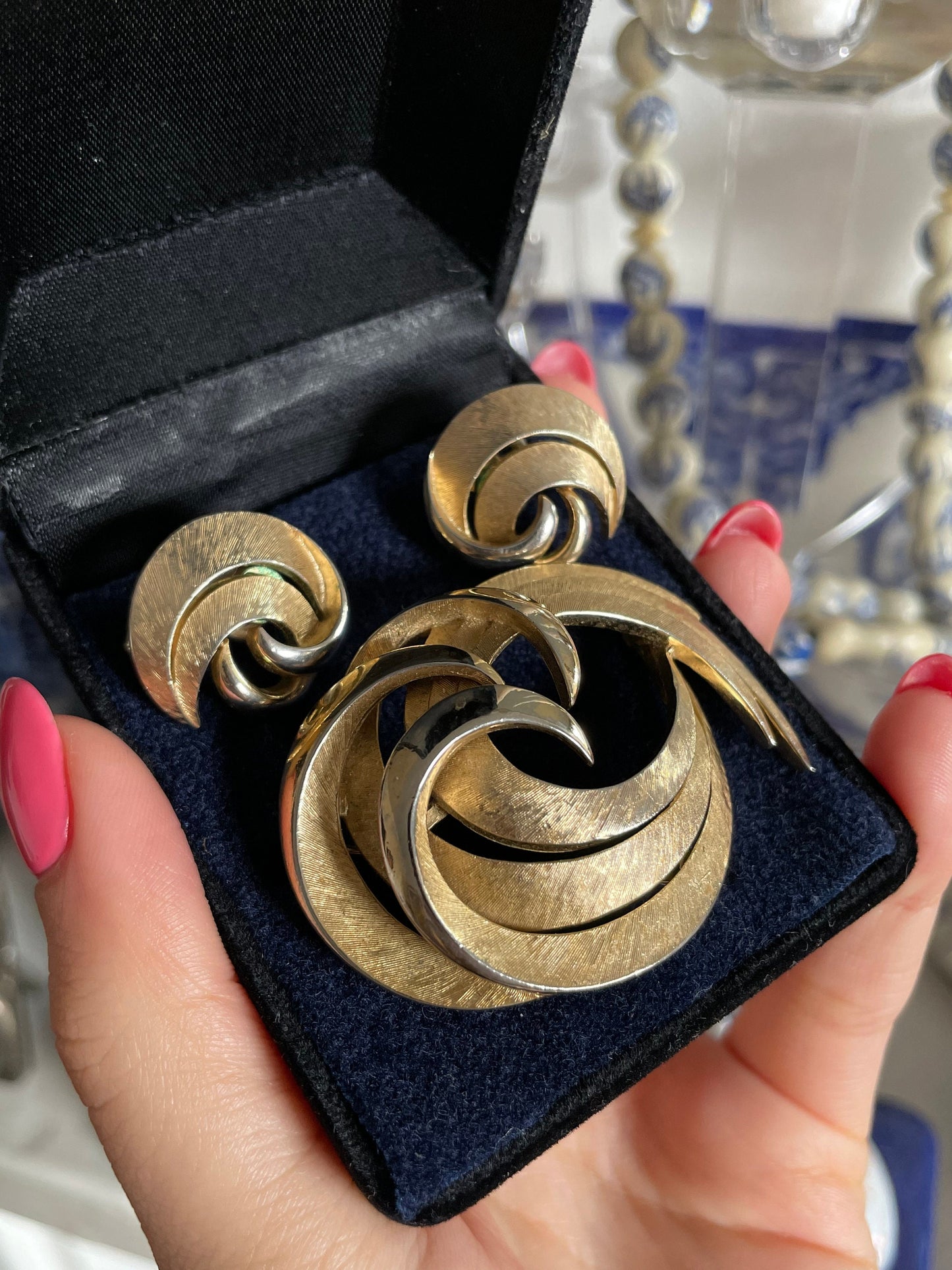 Vintage Crown Trifari Feather Brooch and Earrings Set - Gold Tone 1960s