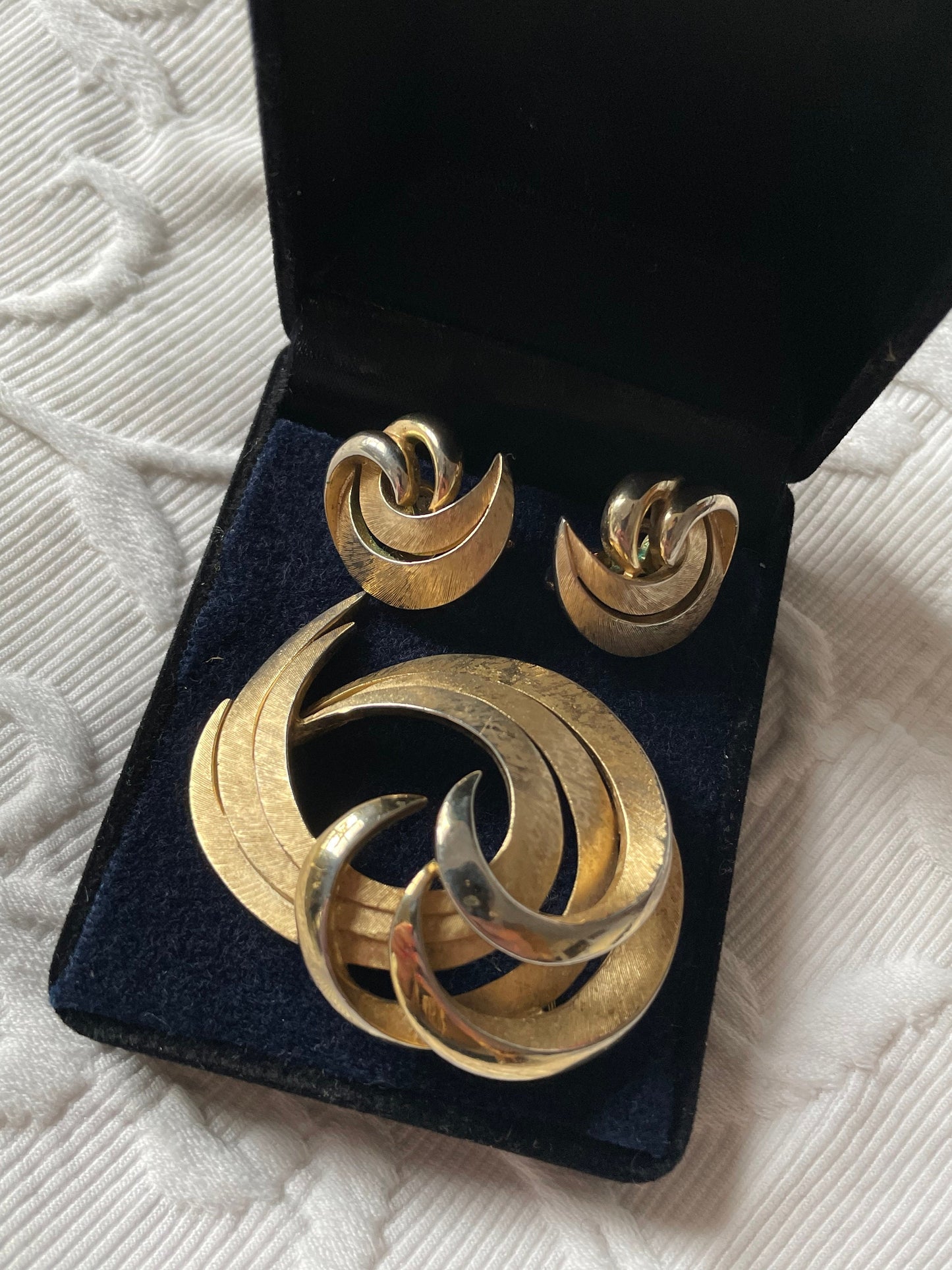 Vintage Crown Trifari Feather Brooch and Earrings Set - Gold Tone 1960s